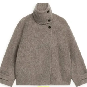 Arket kappa - Säljer denna kappa från Arket som inte säljs längre! Den är i storlek 38 men passar jättefint på mig som är en storlek 34/36 🫶🏼
