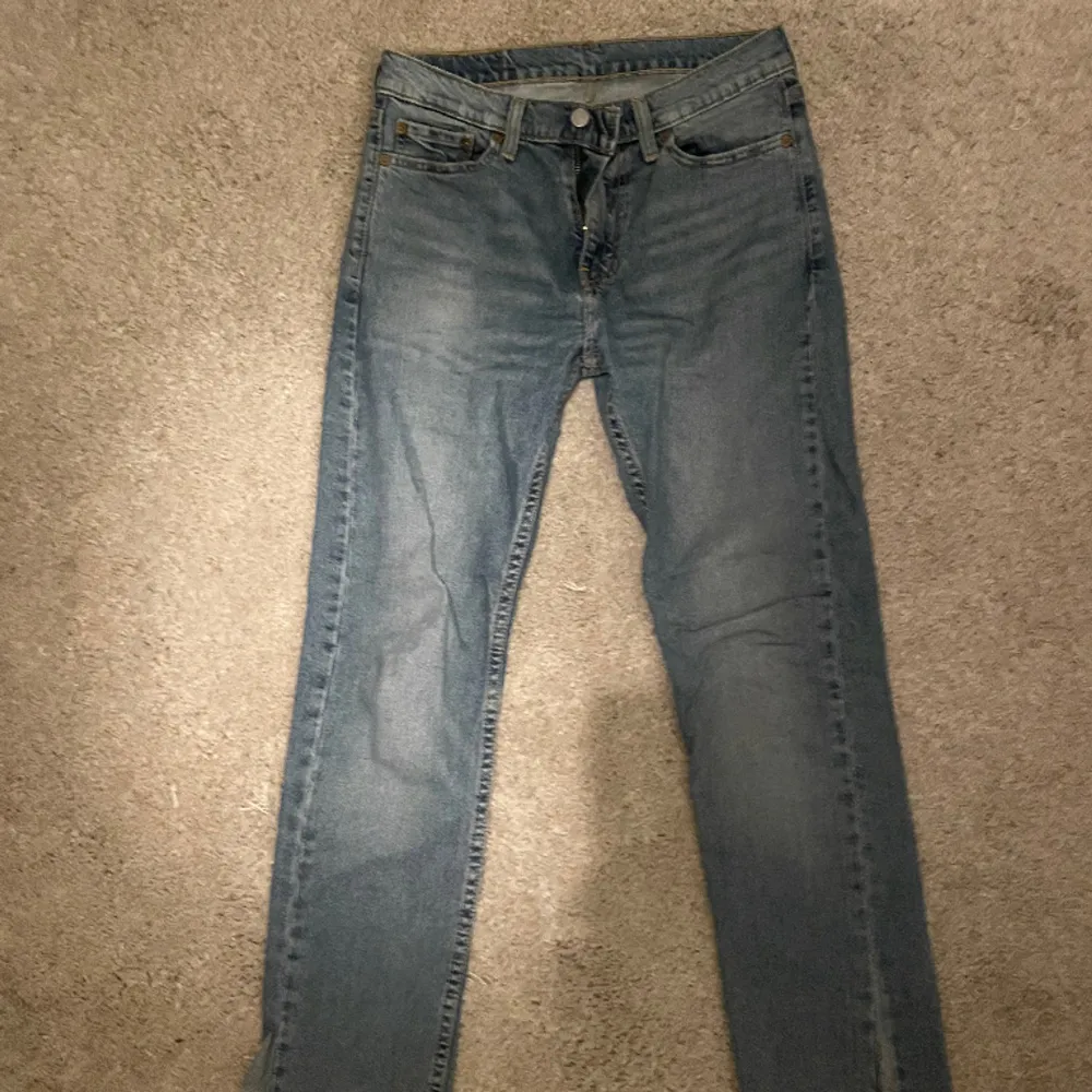 Säljer dessa jeans då dem inte längre kommer till användning . Jeans & Byxor.
