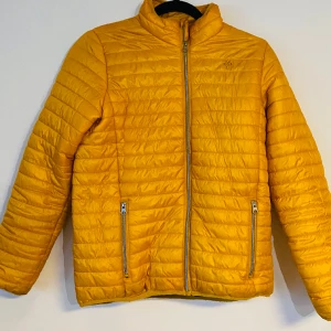 Snygg täckjacka lejongul - Storlek 158, 12-13 år från Lindex. Obetydligt använd. Hämtas, Gamla Råslätt, endast swishbetalning.