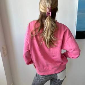 Snygg rosa sweatshirt! passar till allt🥰