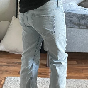 ljusblå low waist bootcut jeans  - lågmidjade bootcut jeans från h&m i nyskick! 