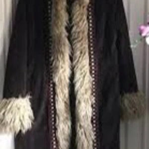 Penny Lane Afghan rock  - Svart mocka och fårpäls i70-tals stil. Handsytt fint utfört arbete med varmt foder. Kvaliteten på pälsen är otrolig! Sömmen är professionell, den är helfodrad och hela linjen av kappan sys i. Kappan är i äkta mocka och passformen är perfekt.