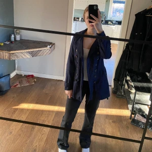Marinblå trenchcoat - Marinblå trenchcoat från Forever 21 i storlek S