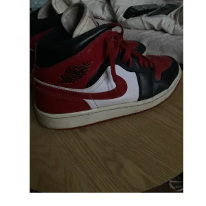 Jordan 1s Röda! - Säljer eftersom dom inte riktigt är min stil längre ! Fortfarande i ganska bra skick! Original pris 1200. Du står för frakten 💕