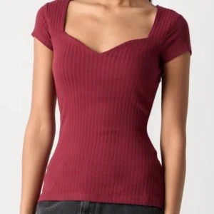 Vinröd tröja! - Jätte fin tröja i bra skick, en liten defekt där lappen är borta, bara att höra av sig om  man vill ha fler bilder!!💕