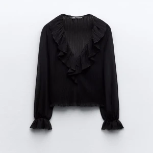 Blus från Zara - Säljer den då den ej kommer till användning,  den är i ny skick använd max 2 gånger, helt slutsåld❤️