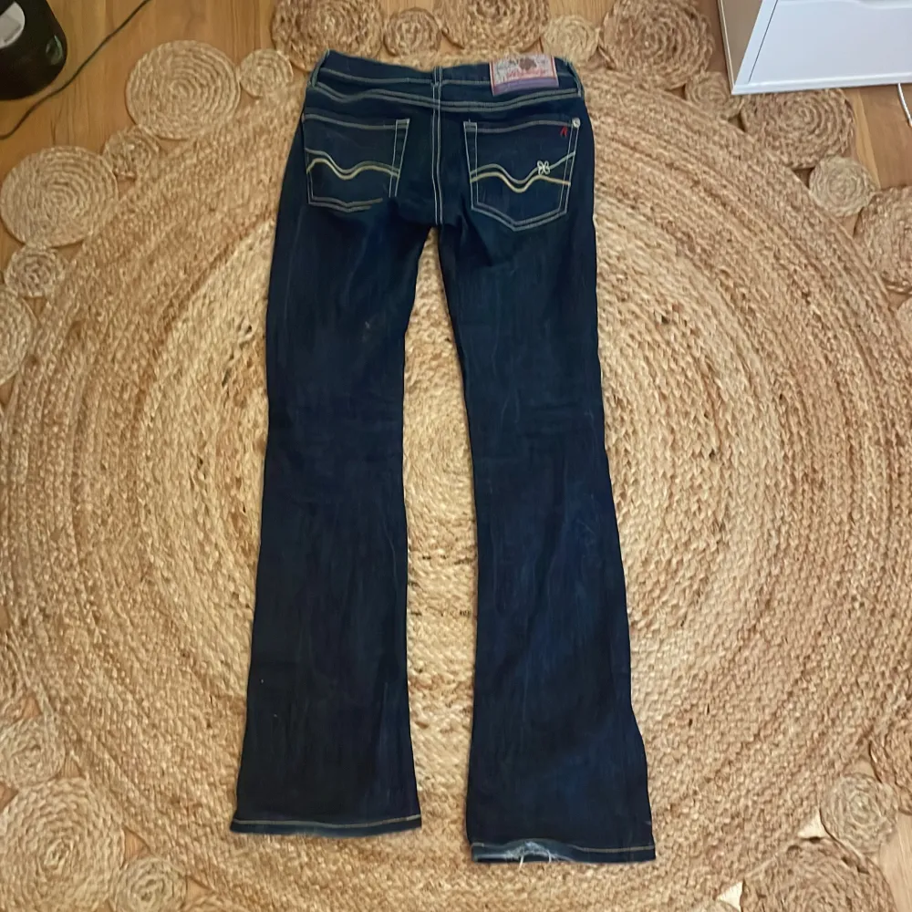 Lågmidjade bootcut jeans från Replay som inte går o köpa längre, säljer för att de är för små i midjan💗 skicket är jättebra o dom har bara använts typ 2 gånger💗. Jeans & Byxor.