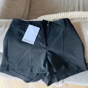 Kostym shorts Bershka  - INTE ANVÄND Kostym material  Shorts  Högmidjad  Storlek: XS (24)