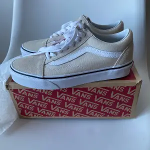 Helt Nya Vans Old Skool strl 37 (6.5) med etikett inköpta i USA. Boxen och svarta skosnören följer med. Unika Vans som ses på celebrities som Bella Hadid,Julia Roberts, Kyllie Jenner, Kardashian’s etc