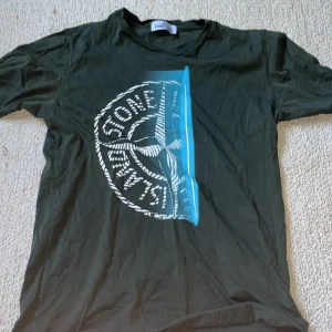 T shirt  - Riktig skön och tunn Stone island t shirt som inte är så anvönd men säljs för ett bra pris. Nypris: 1049kr 