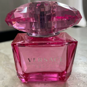Versace Bright Crystal Absolu edp 90 ml - Versace Bright Crystal Absolu edp 90 ml. Fick som present och endast testad ett fåtal gånger. Är en söt och blommig doft. 🌸Nypris ca 870-1 000 kr. Säljer för 620 kr. 