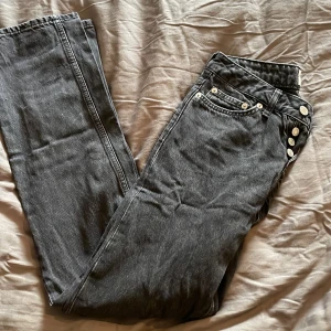 Lågmidjade jeans - Svarta lågmidjade jeans från lager 157 i modellen icon. Är använda flera gånger men har inga defekter.