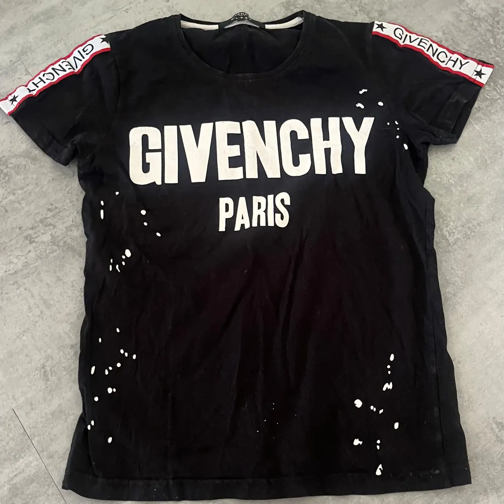 Säljer min Givenchy tshirt som är i jätte fint skick. Säljer pga att den inte passar längre. . T-shirts.