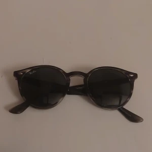 Ray-Ban Solglasögon  - Ray-Ban solglasögon Köpta för ett år sedan, säljs pga används knappt Köpte för Ca: 1500 kr