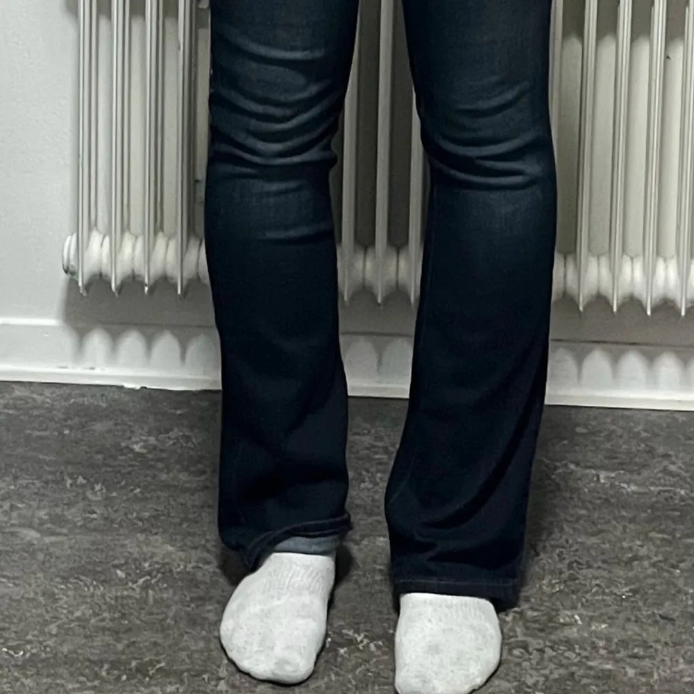 Säljer mina levis jeans för 500kr. Det är storlek 2/26 på dom och passar även mig som har storlek 27. Priset kan diskuteras💗. Jeans & Byxor.