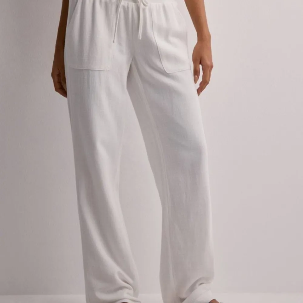 Vita Low Waist Linen Pants från Nelly i storlek Medium. Dom är lågmidjade och är raka i modellen. Materialet är tjockt och inte genomskinligt. Aldrig använda. Nypris är 499kr men säljer för 299kr.🩷🩷. Jeans & Byxor.