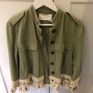 Zara Jacka  - Så fint jacka från zara. Passar perfekt till hösten och våren💗