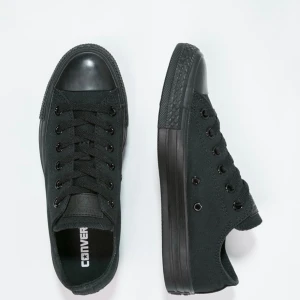Låga svarta Converse  - Har använt de en gång. Skorna är annars i superbra skick