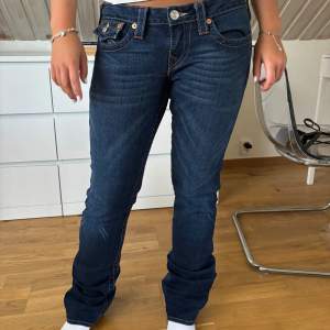 PRISET KAN DISKUTERAS  Lågmidjade jeans ifrån true religion, jeansen är i nyskick