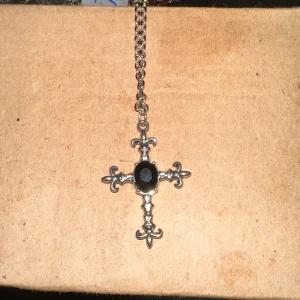 Halsband  - Hej, säljer hemmagjorda smycken i mycket bra skick.