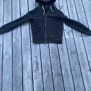 Ralph Lauren zip  - Skön zip hoddie lite urtvättad därav priset men ändå fet ! 