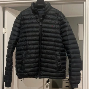 Dunjacka Tommy hilfiger - Skick 9/10.  Kvalitetsjacka med ganska slim passform.