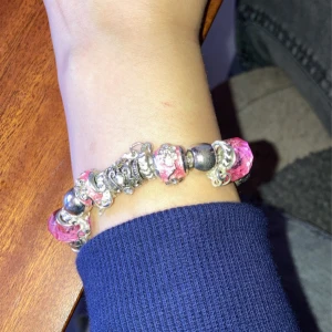 Berlock armband - Ok skick alla berlocker medgföljer!