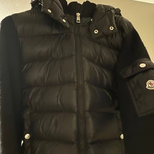 Moncler Cardigan med luva - En Moncler Maglione Tricot cardigan i använt skick. Sömmarna har lossat på grejen man hänger den i och har lite noppror, men inget som inte går att laga. Gott skick i övrigt. Köpt på miinto för ca 9000kr.