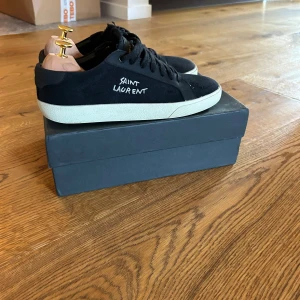Saint Laurent skor  - Hej säljer nu mina ysl skor storlek 40. Väldigt bra skick. Hör av er om mer frågor. Pris kan även diskuteras