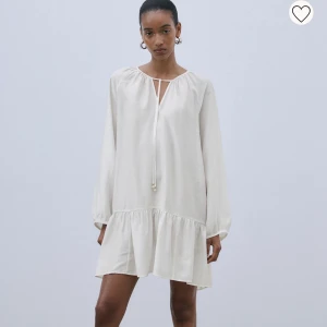 Vit klänning  - Klänning från hm helt oanvänd med prislapp på 