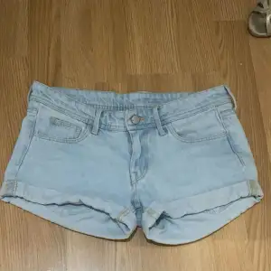 Super snygga low Waits jeans shorts från hm som inte kommer till användning.