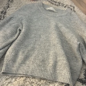 stickad tröja  - säljer en stickad tröja från h&m då jag inte använder den. bra skick 💜