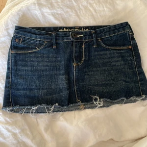 Lågmidjad kjol från Abercrombie&fitch - Midjemått: 35 cm mätt rakt över midjan med linjal, totallängd: 25 cm 💝 Klicka gärna på köp nu eller kom med prisförslag💝
