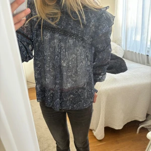 Neo noir blus😍 - Säljer nu den här jätte snygga blusen! Är i tunt, lite genomskinligt material vilket man också kan lösa med ett linne under! Perfekt till sommarn☀️ Endast använd en gång, i topp skick.💕 Nypris 799kr. Köparen står för frakten.