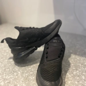 Nike 270 (utan snören) - Ett par Nike 270 som säljs på grund av att varan är för liten. Produkten är i hyfsad form