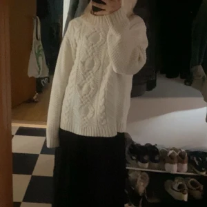 stickad tröja - säljer denna vita stickade/virkade tröja från lager💕 använd men ingen tydlig defekt Perfekt för sommarkvällen😍