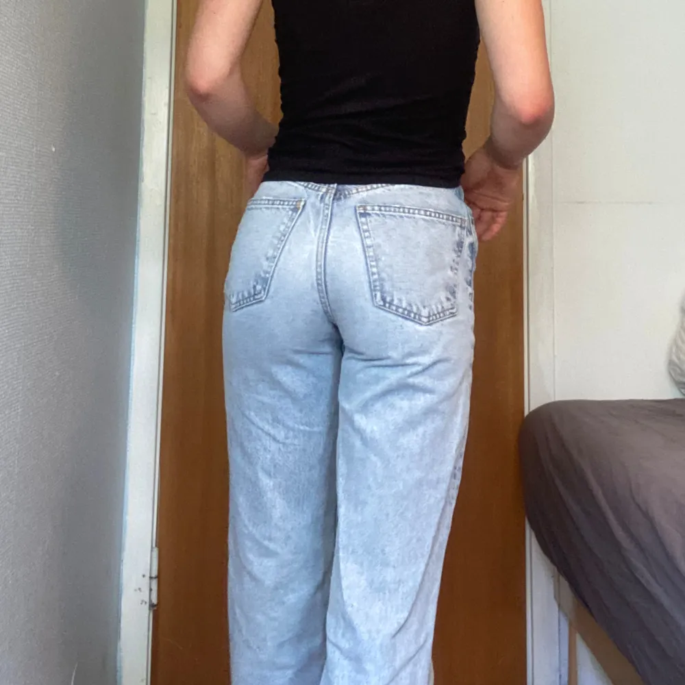 Fina jeans från zara i stl 32💗 Pris kan diskuteras 💗. Jeans & Byxor.