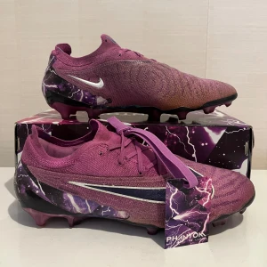 Nike Phantom GX Elite FG  -  Nike Phantom GX Elite FG SE “Thunder Pack” ☔️, Skick- 8.7/10, väskan och låda ingår