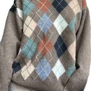 Höstig gubbtröja - Höstig stickad tröja som är köpt på beyond retro från början. Använd väl men kommer inte till användning längre. Står storlek XL i tröjan men jag skulle nog bedöma den mer som M/L, jag har storlek s/m och den sitter lite oversized. 🪻