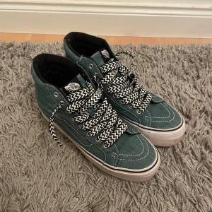 Coola sneakers - Blåa sneakers med nitar i bak. Från vans i storlek 39. Mycket bra skick!