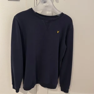 Fin blå lyle and scott tröja  - 14/15 år 