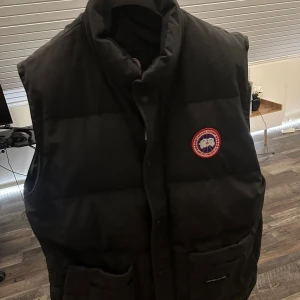 Canada Goose Väst Freestyle - Haft den något år men väldigt sparsamt använd. Inga skador. Självklart äkta