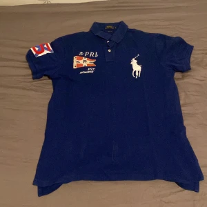 Ralph lauren piké - Endast använd 2 gånger då den inte faller mig i smaken. Ralph Lauren  Nypris: 999kr Kan fraktas