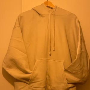 Osize Hoodies  - Osize hoodies ftån Zara, kön material att ha på sig på vintern☃️ Har använt typ 2/3 gg. 