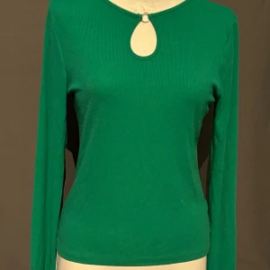 Grön tröja  - Så fin men färgen passar inte mig 