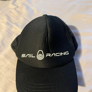 Sail racing keps  - Väldigt bra skick kanske använd 3 gånger och inga fläckar eller något, OBS! hämtas i Hallstahammar