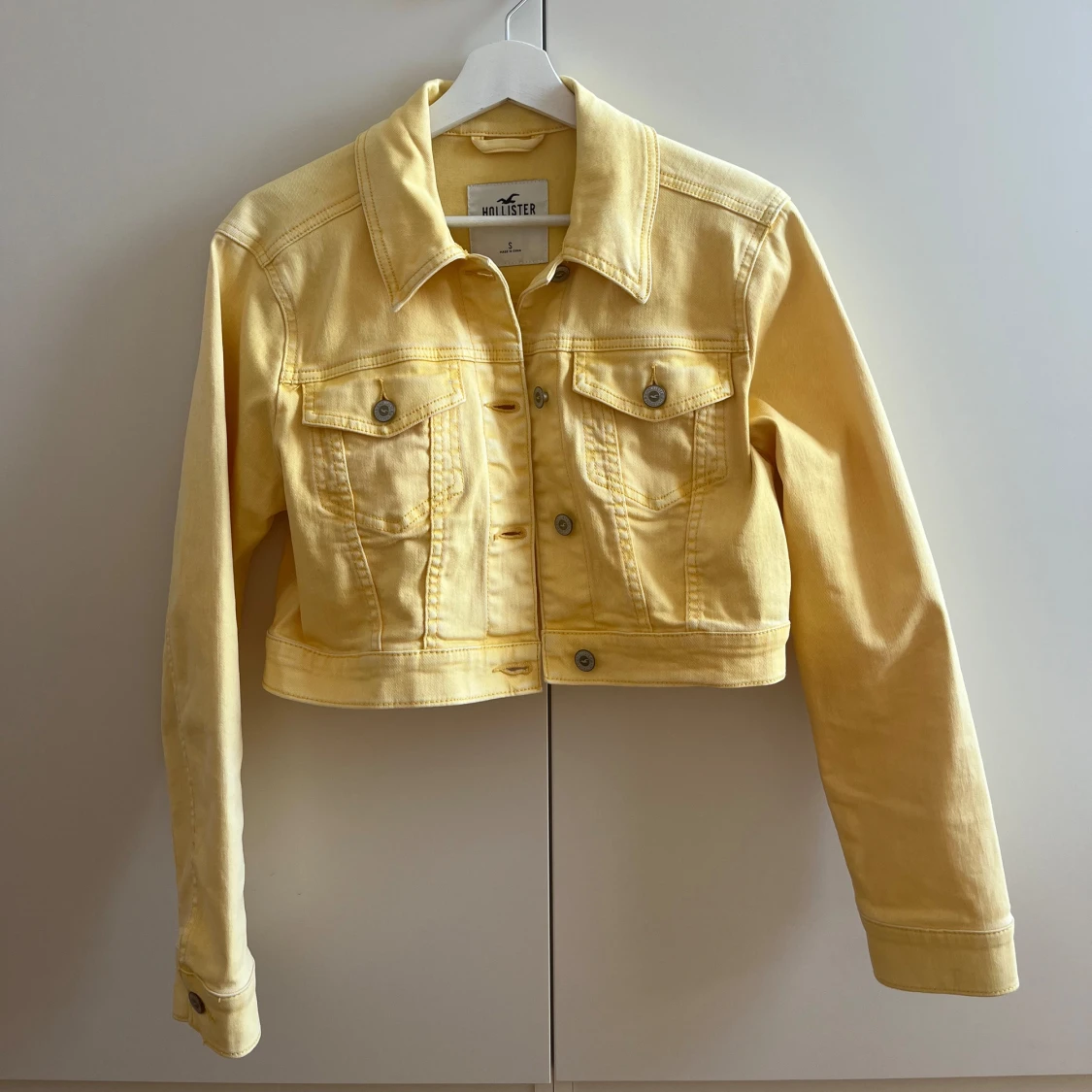 Gul croppad jeansjacka - 90