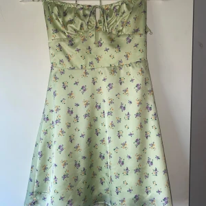 Klänning - Oanvänd klänning från Gina tricot i storlek xs. Kan skicka fler bilder vid intresse