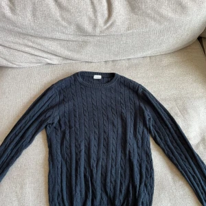 Pullover Johan Henric - Använd en gång, bra skick. Något nopprig 
