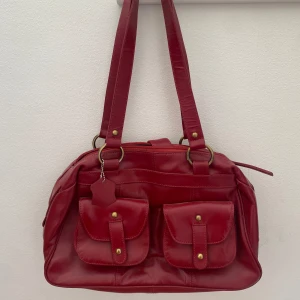 Röd väska  - Super fin röd väska perfekt för hösten, säljer då den inte kommer till användning. Bra skick, skriv för mått 